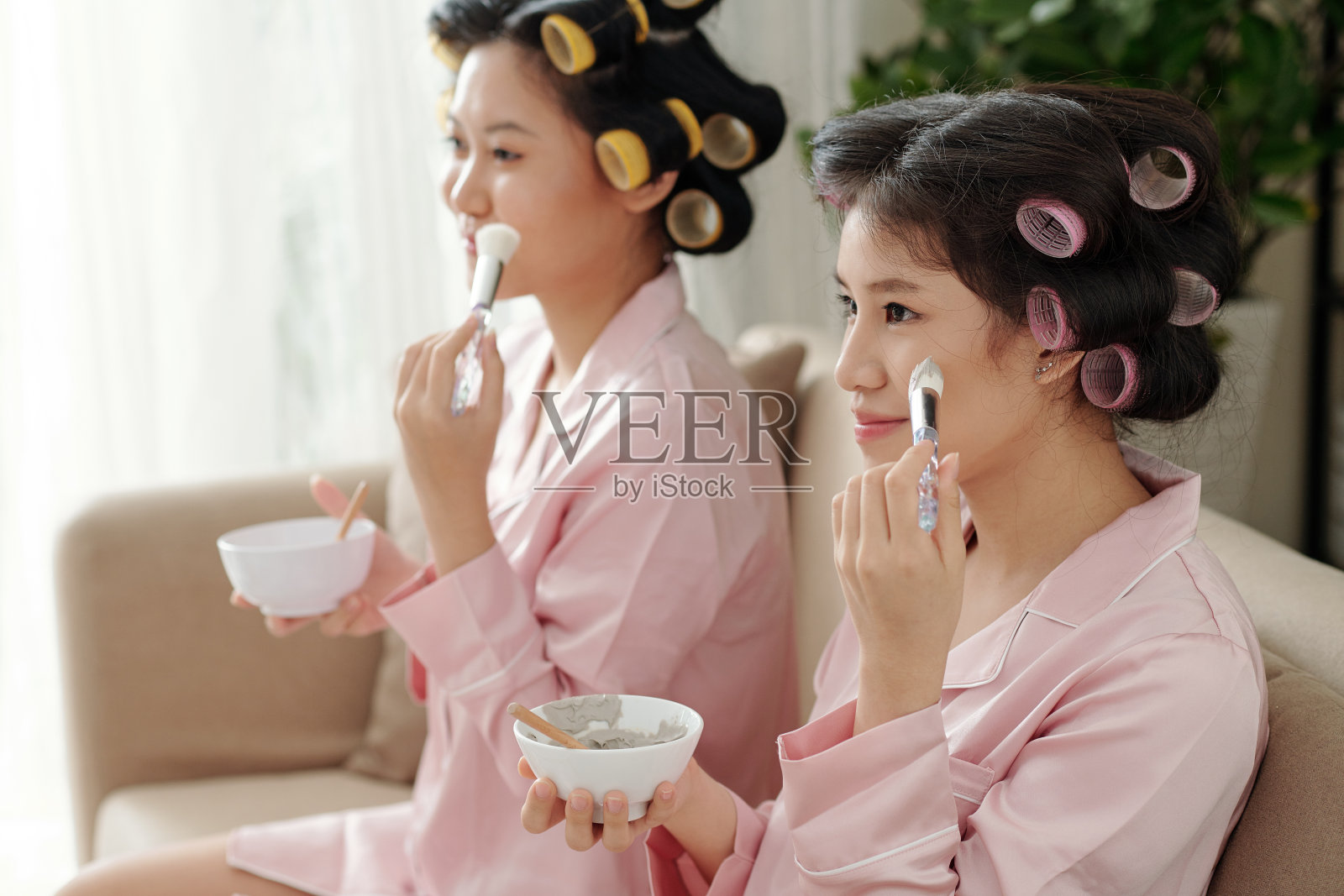 年轻女性使用炭质面膜照片摄影图片