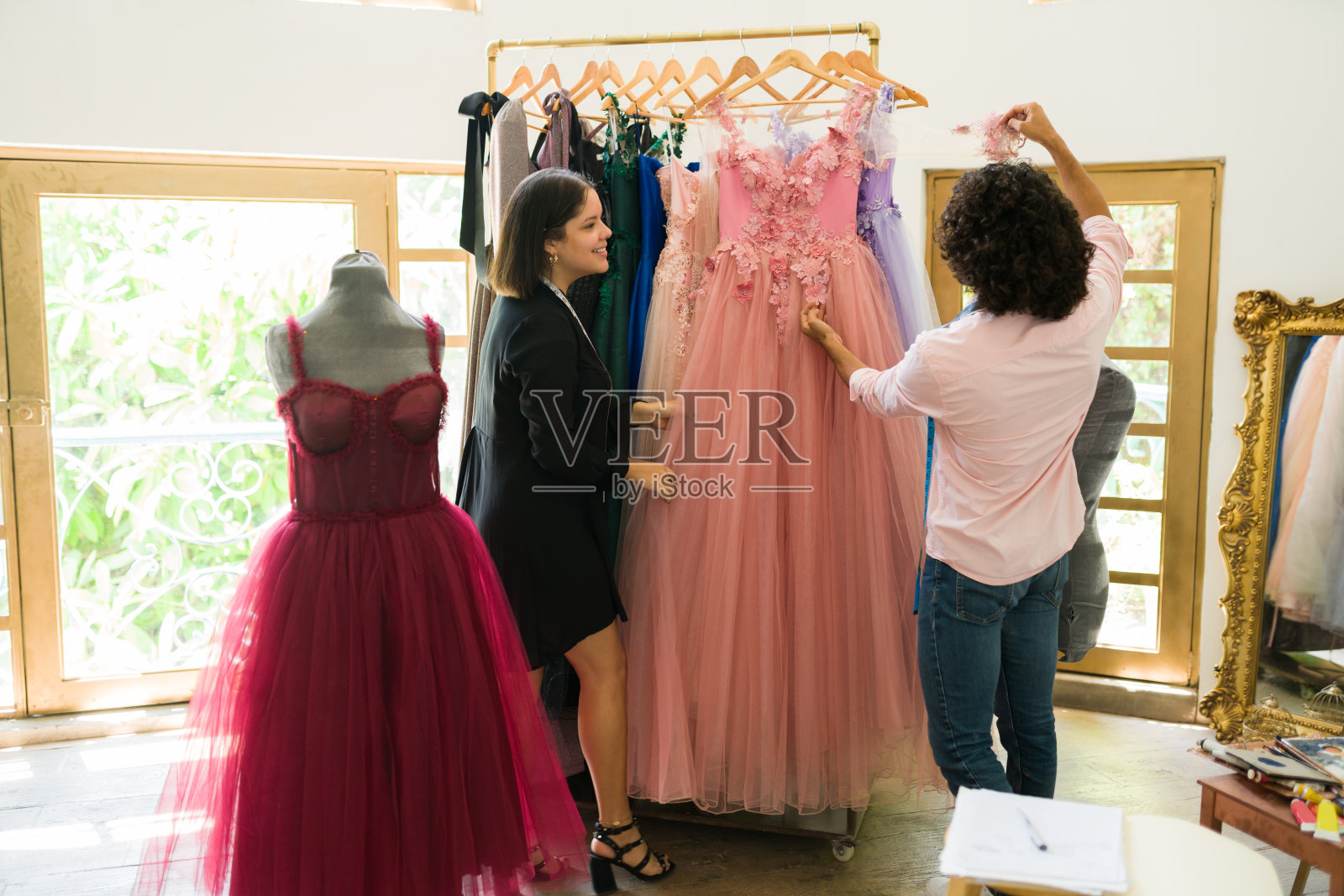 有才华的女人和男人在挑选衣服照片摄影图片