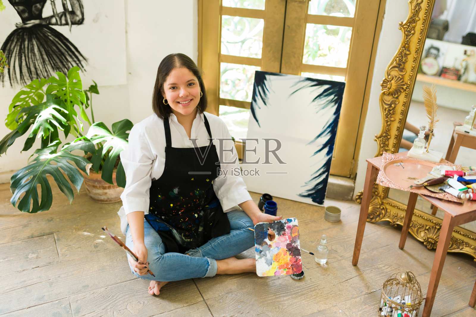 有魅力的女人参加艺术工作坊照片摄影图片