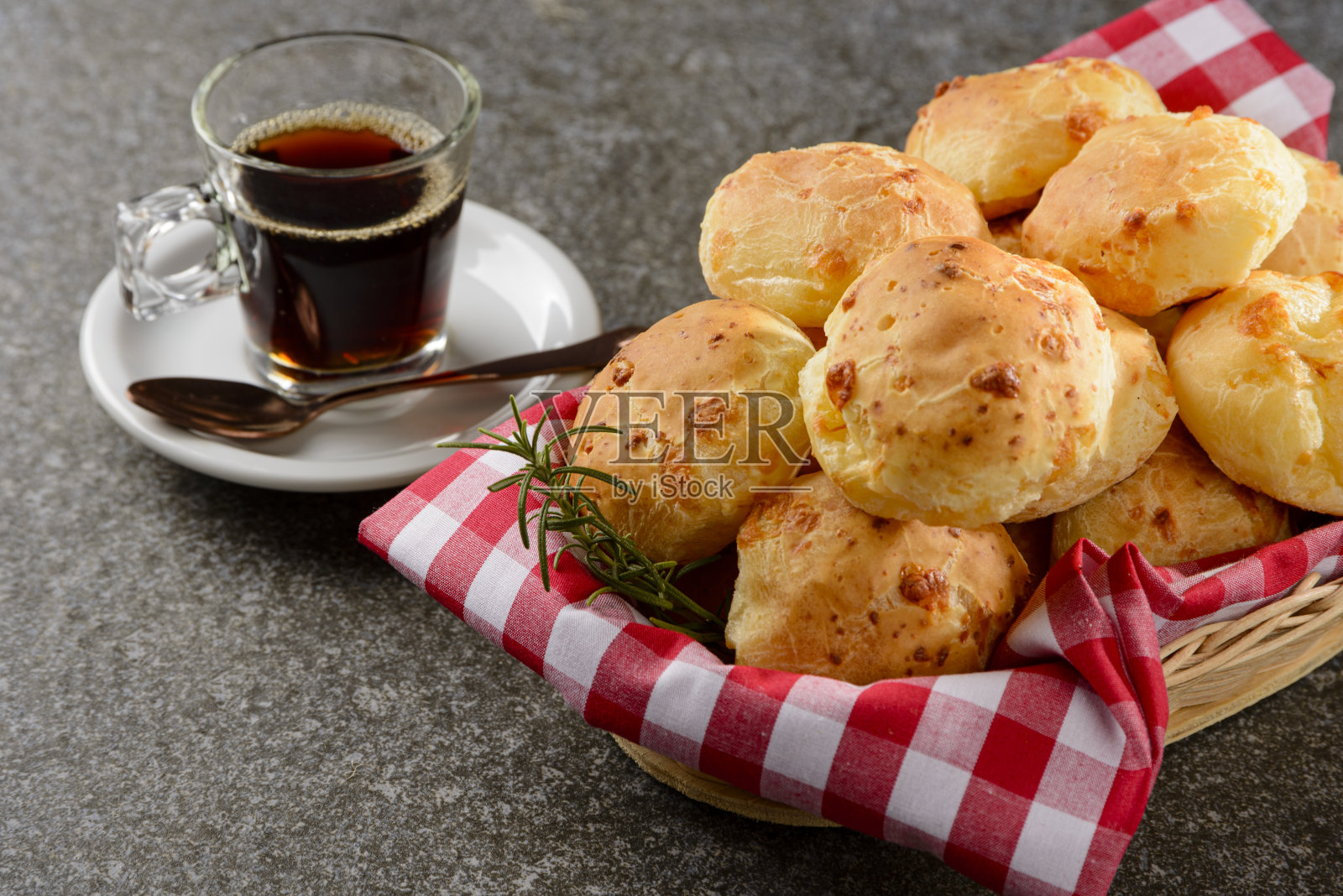 在工作室拍摄的混凝土桌上的奶酪面包的细节。照片摄影图片