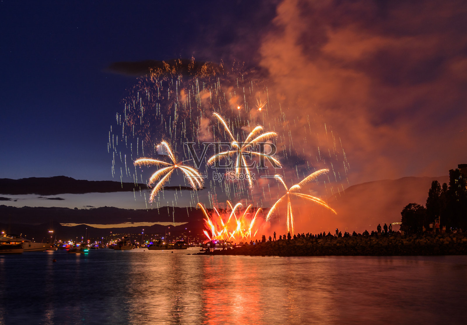 敬礼,美丽的烟花照片摄影图片