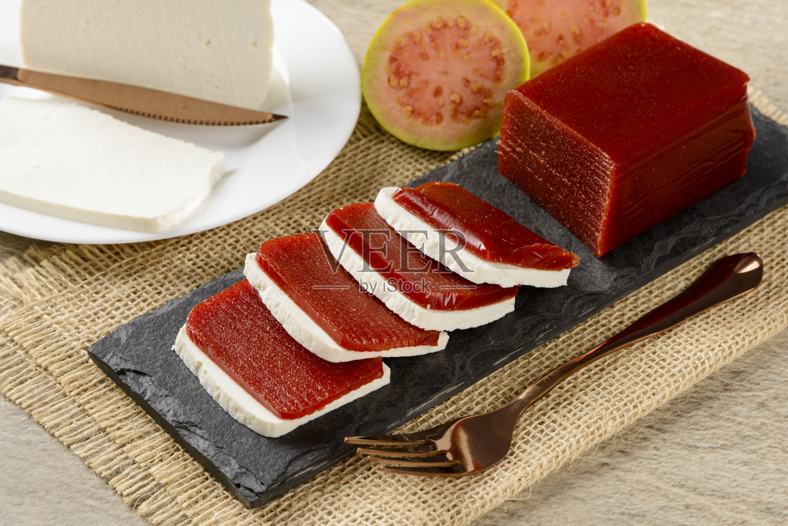 果亚巴达，一种由番石榴制成的典型甜点。照片摄影图片