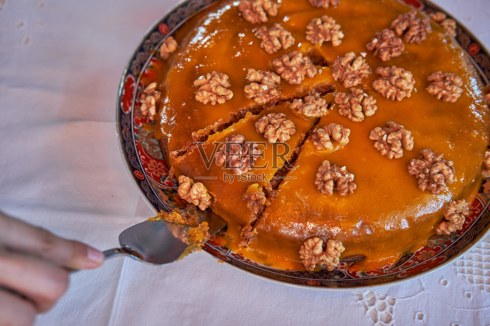 切一片核桃蛋糕照片摄影图片