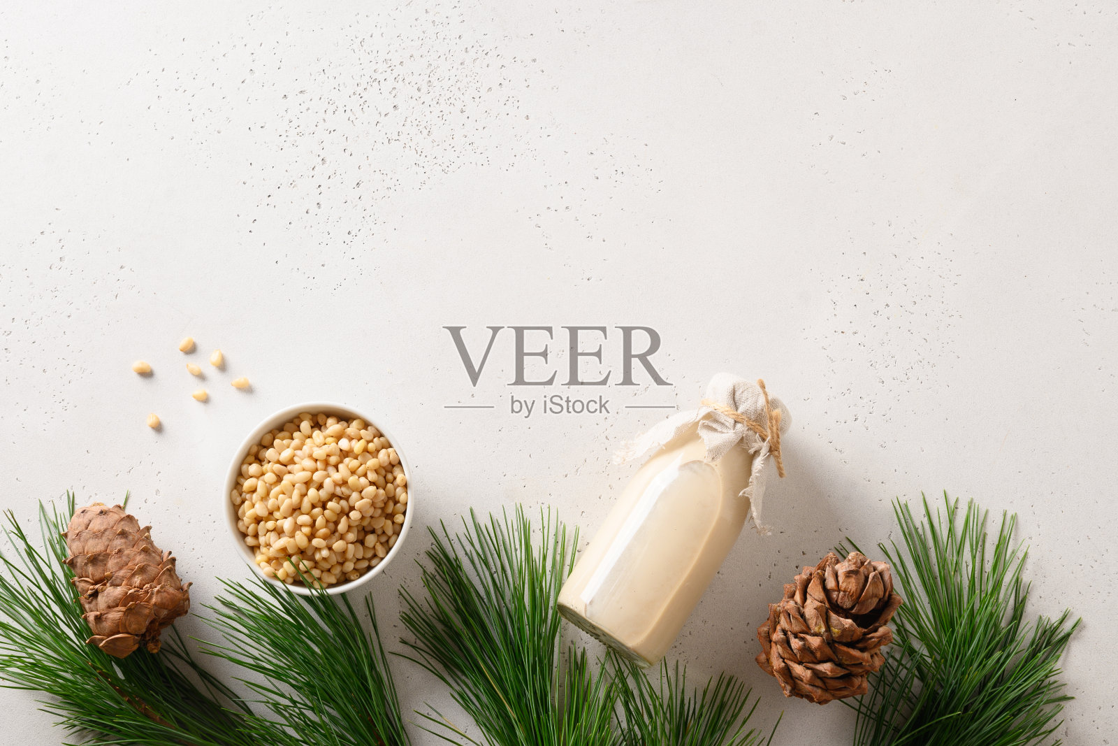 纯素雪松果仁牛奶瓶，白色背景。非乳制品替代牛奶。从以上观点。本空间照片摄影图片