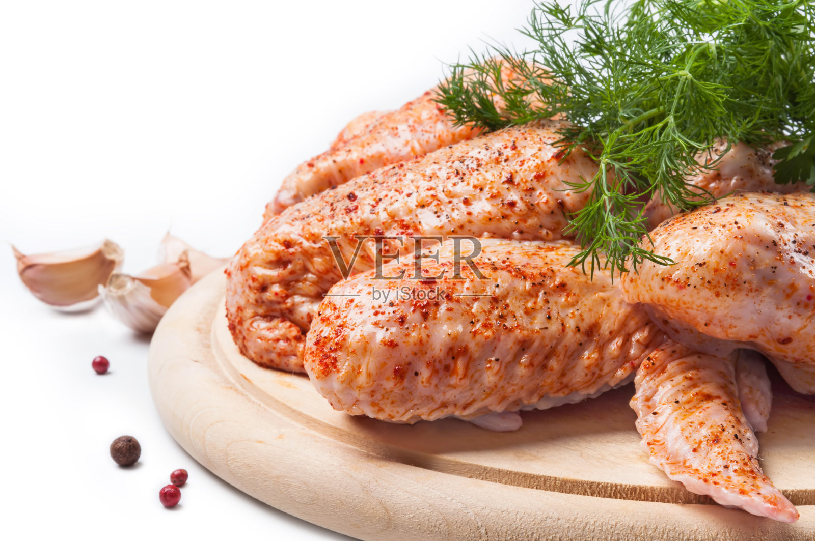 木板上的辣生鸡翅照片摄影图片