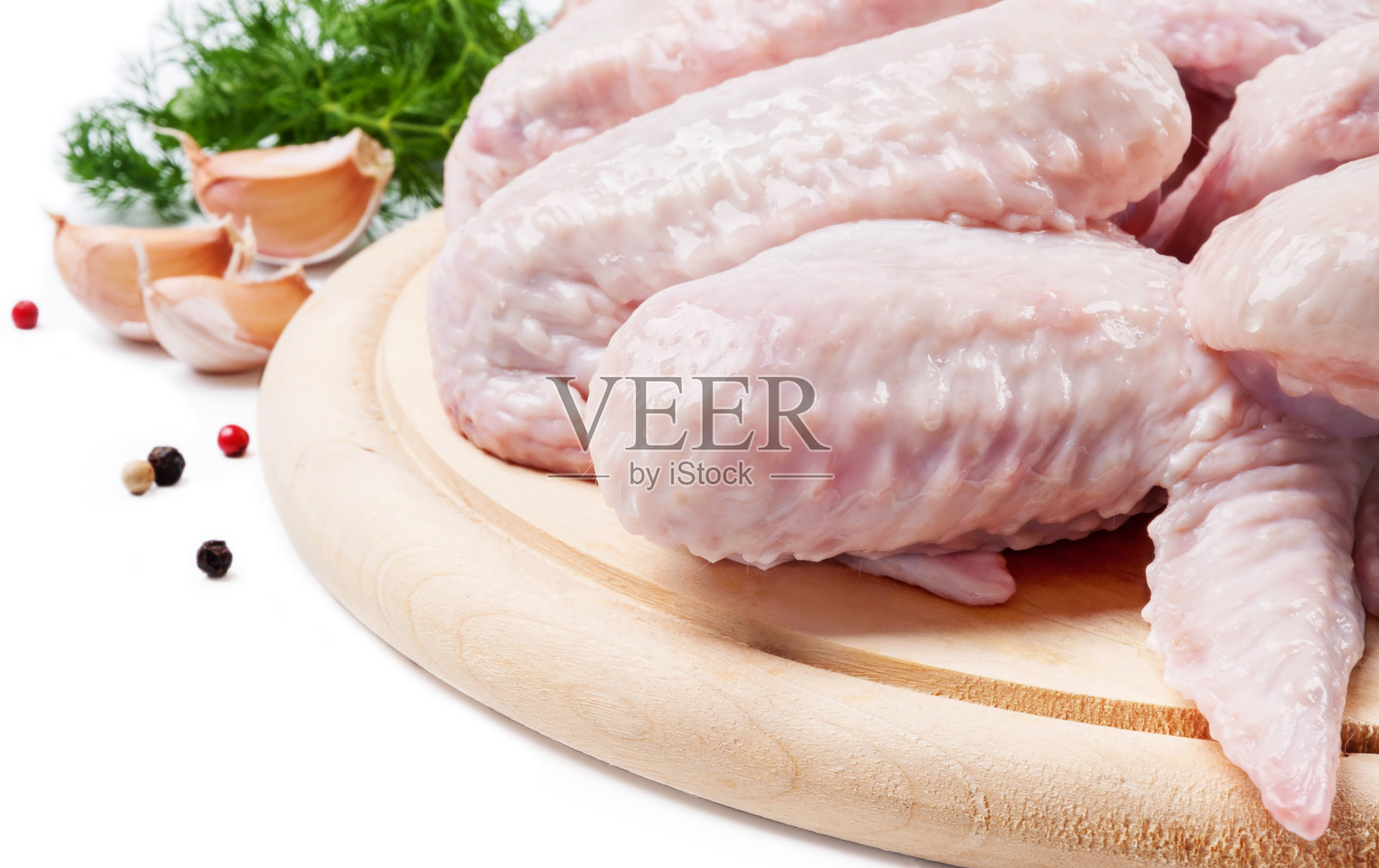 生鸡翅放在木板上照片摄影图片