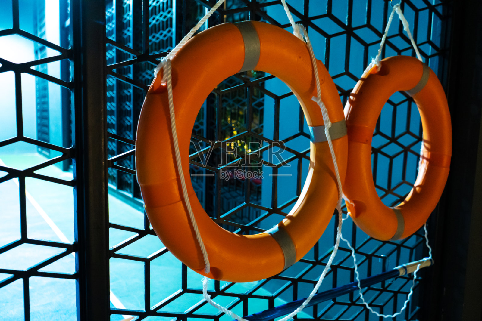 河港围栏上有两个救生圈照片摄影图片