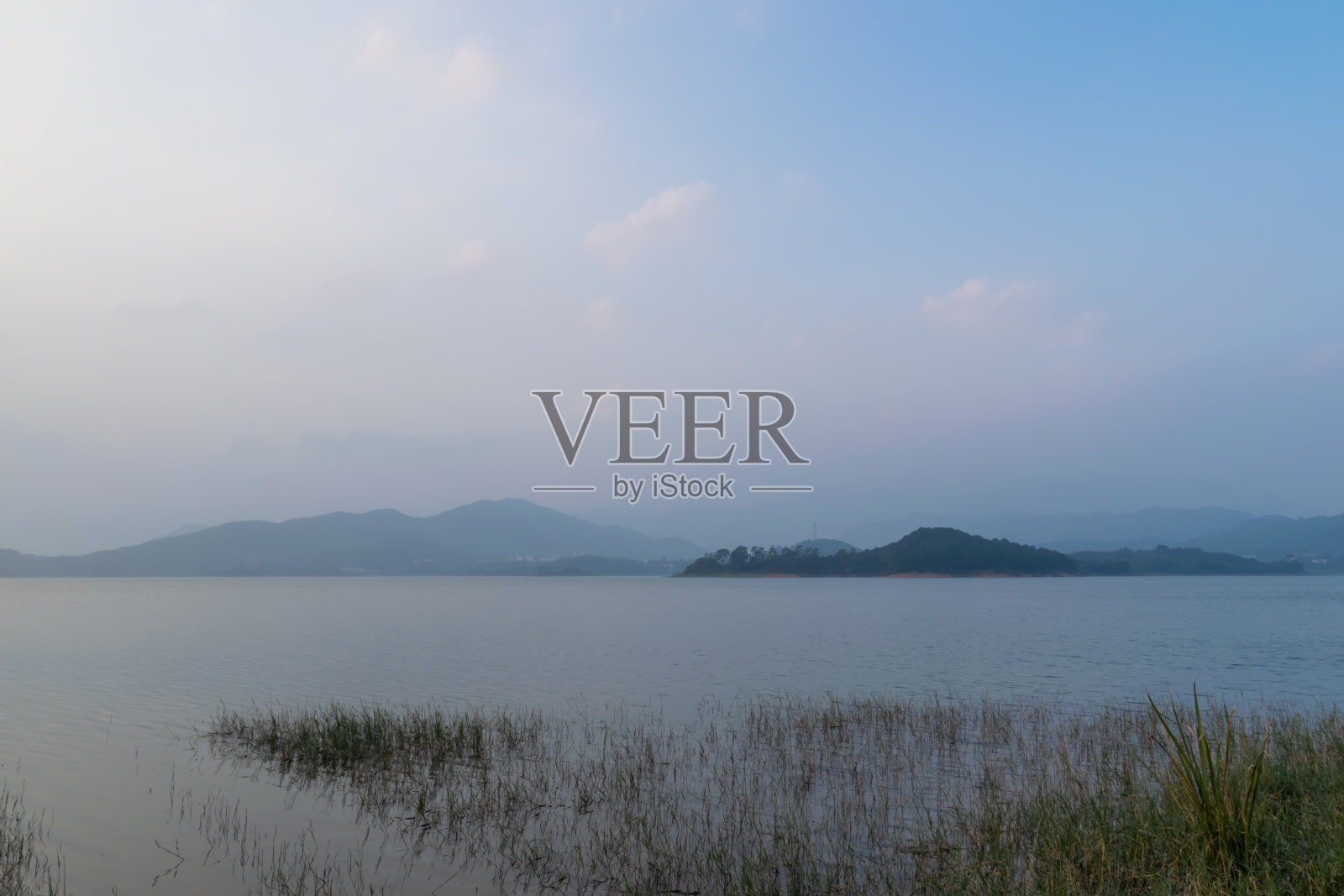 黄昏的湖面映出天空的倒影照片摄影图片