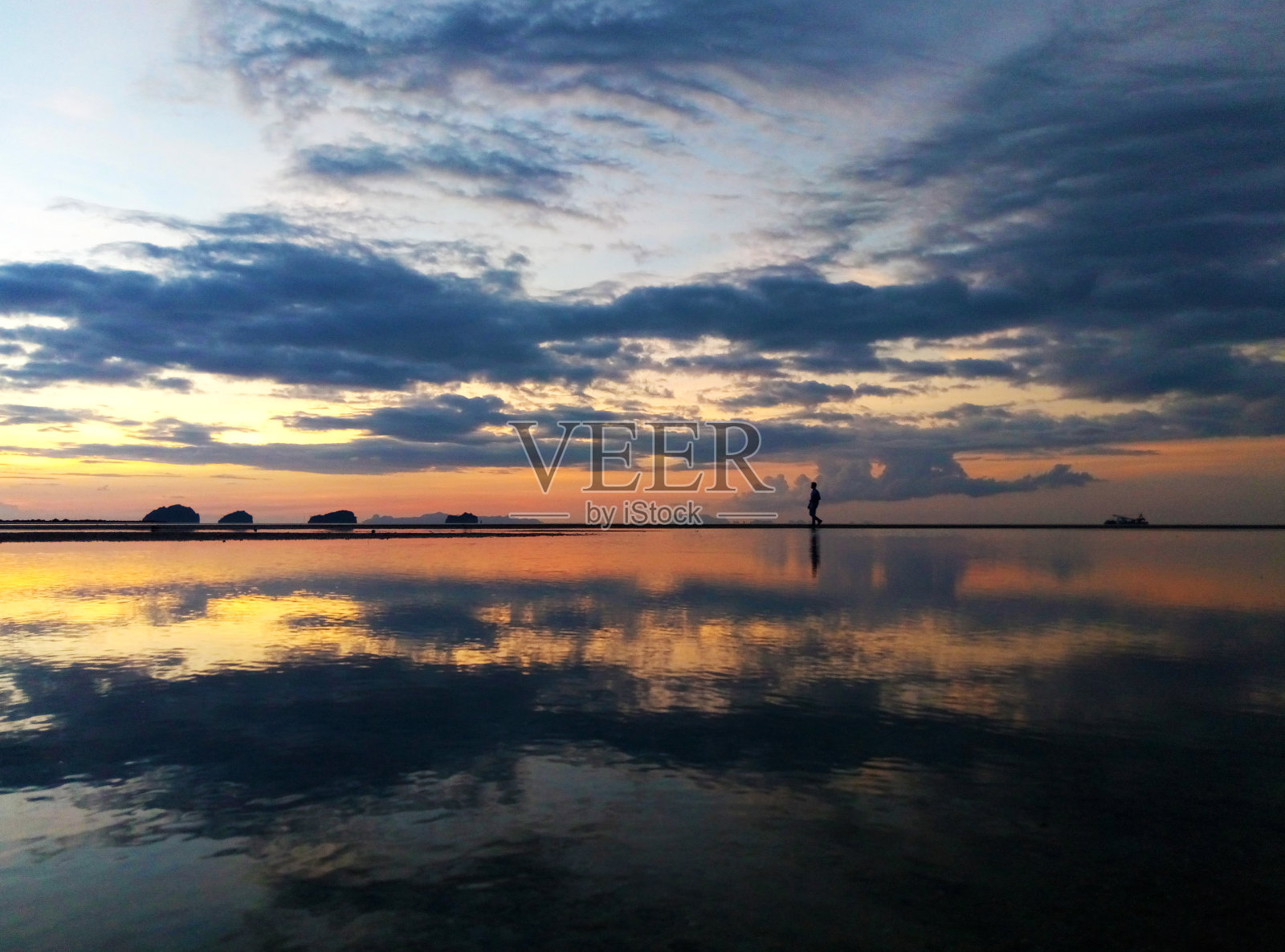 火红的日落，海边的云彩照片摄影图片