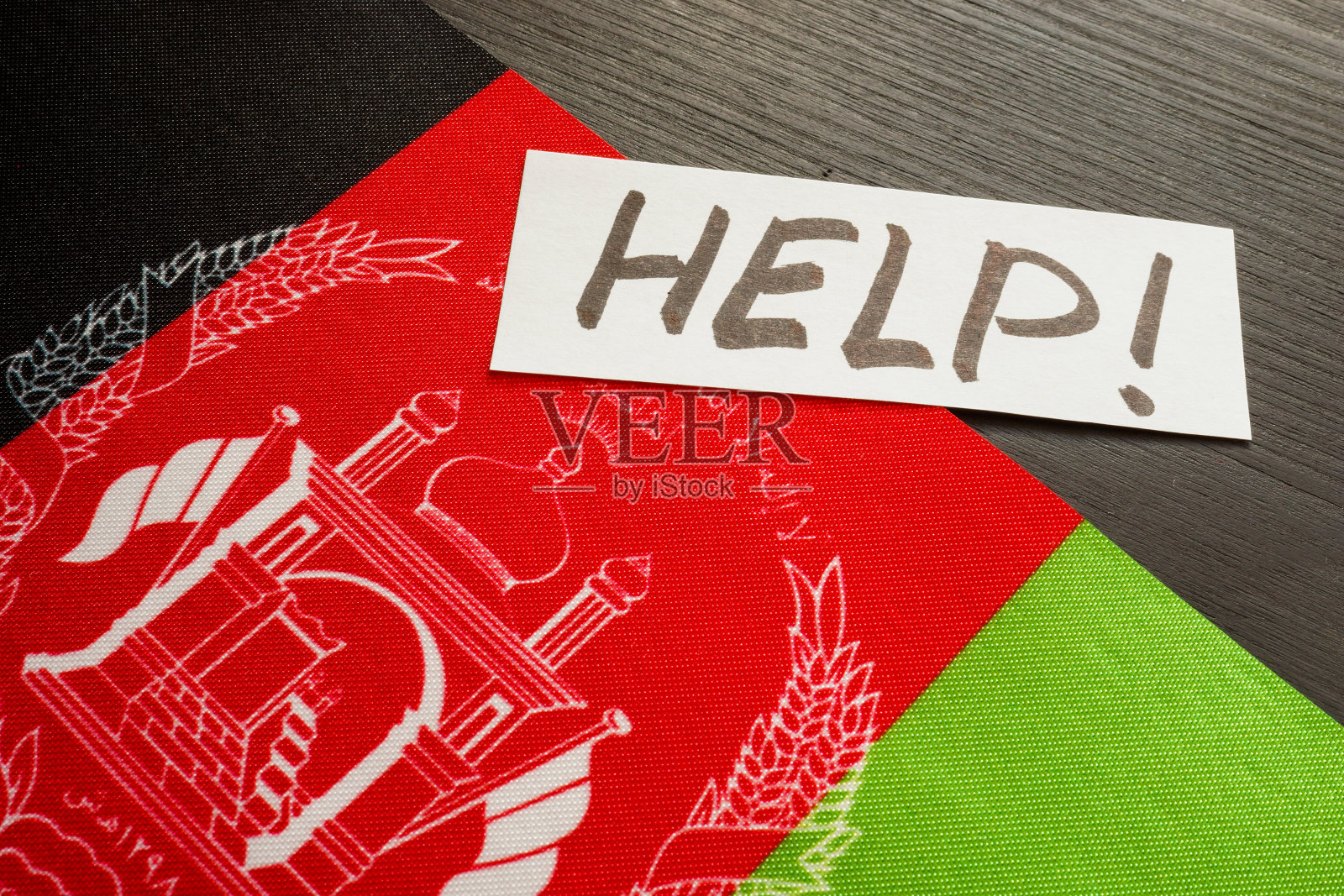 阿富汗国旗和贴纸上有文字帮助。照片摄影图片