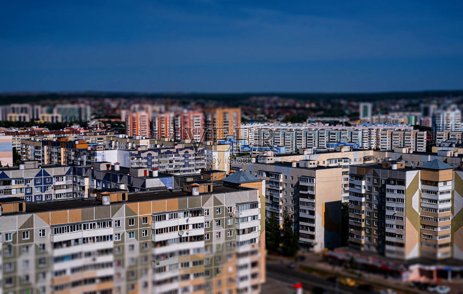 俄罗斯一个城市的居民区。典型的房屋建筑。有高层建筑的居住区照片摄影图片