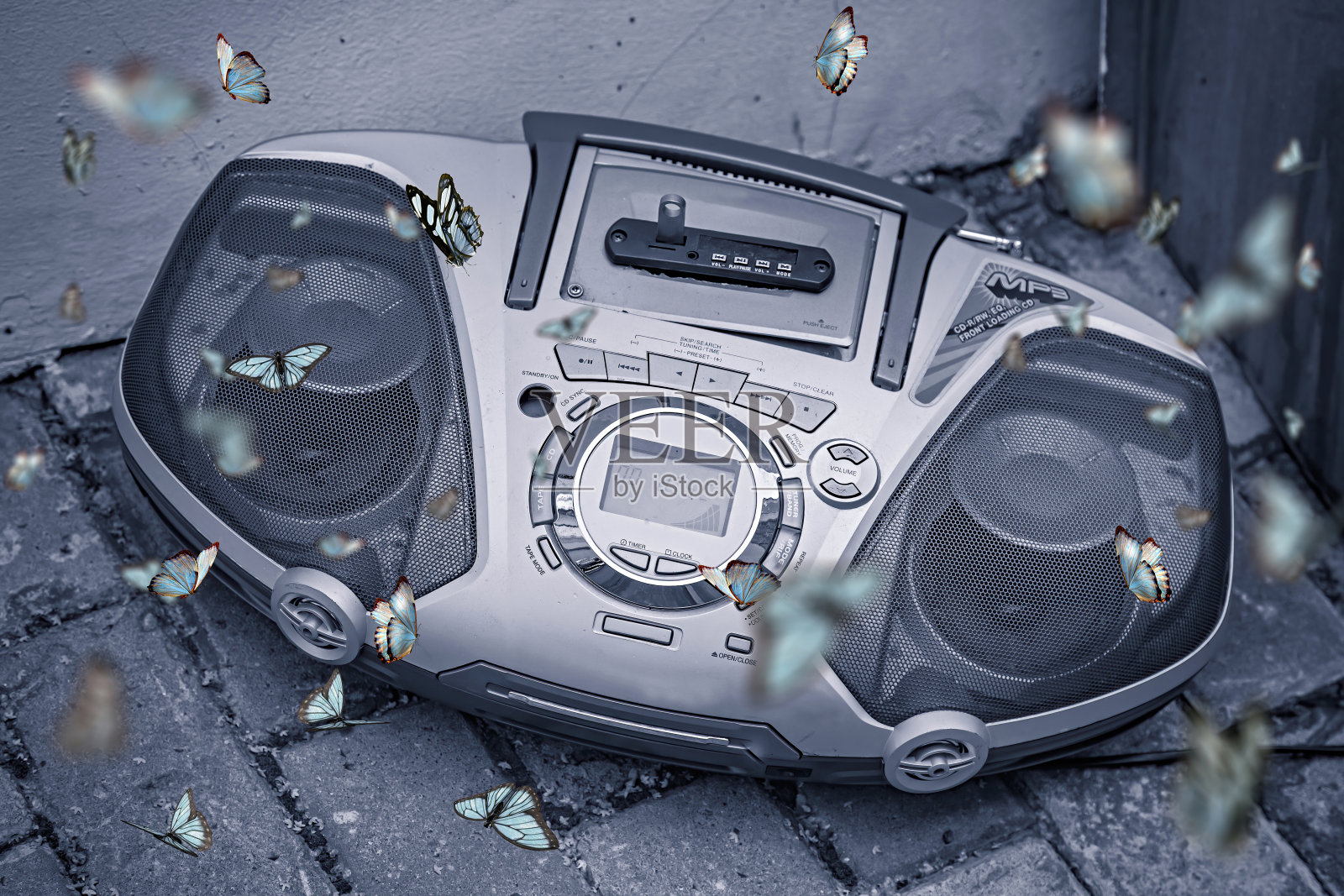 复古CD盒式录音机和飞翔的蝴蝶照片摄影图片