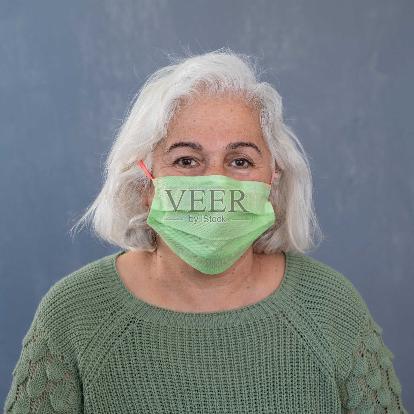 白发老人戴着防护面具的肖像照片摄影图片