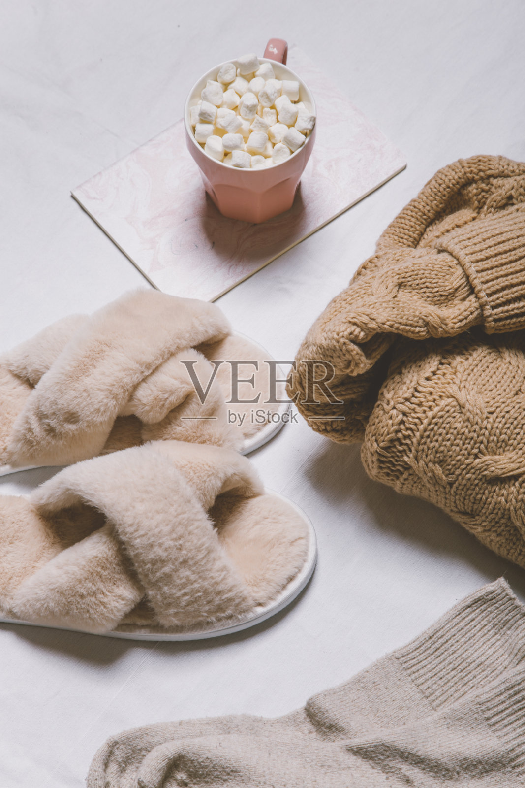 一件毛衣，一杯咖啡和一支白色背景上的蜡烛。冬天舒适的形象照片摄影图片