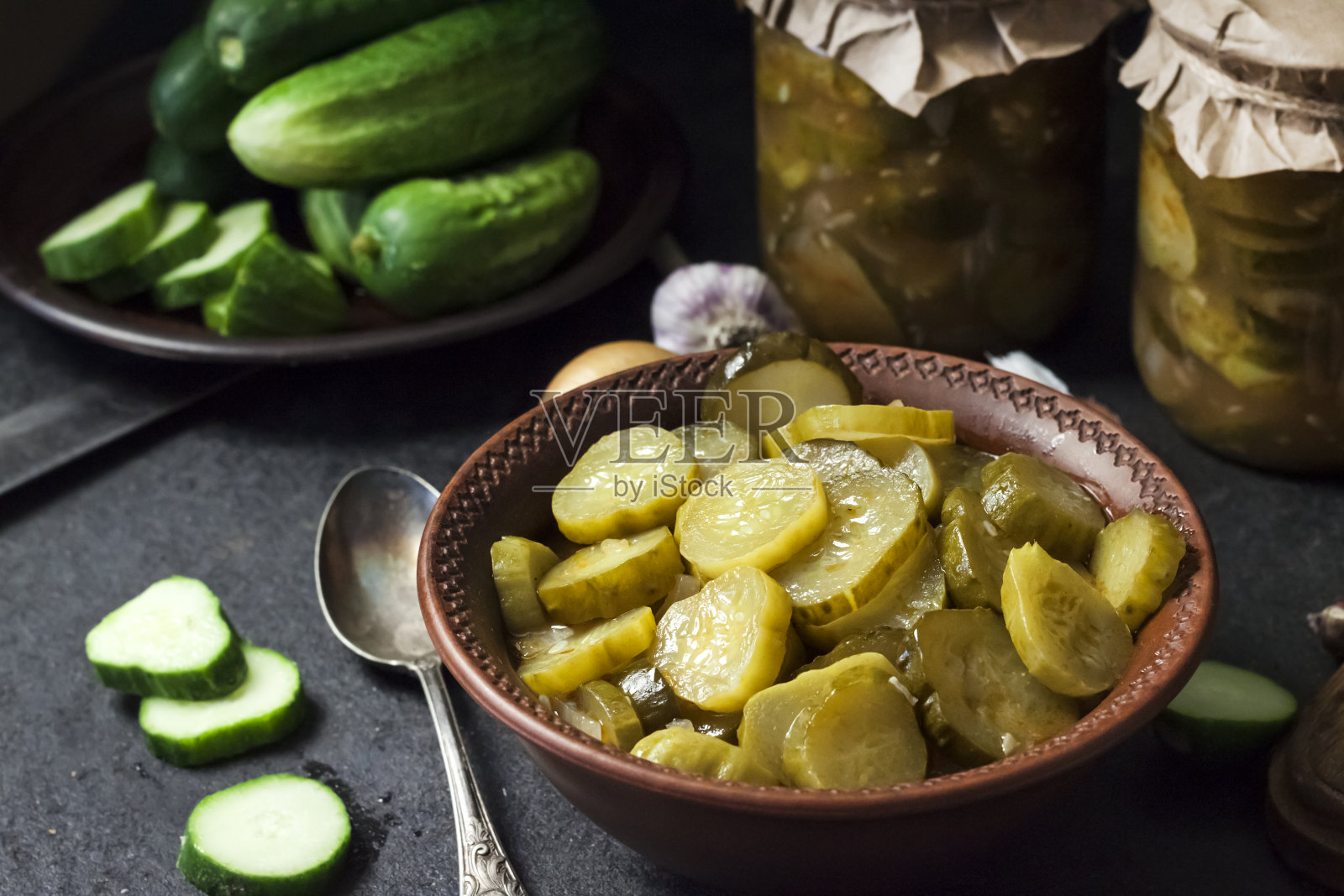 一碗一罐的腌黄瓜沙拉照片摄影图片