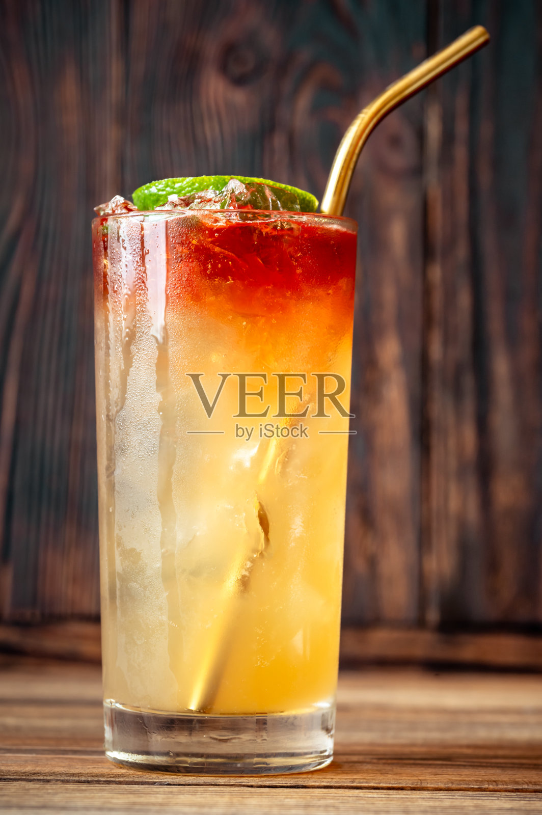 一杯圣水鸡尾酒照片摄影图片