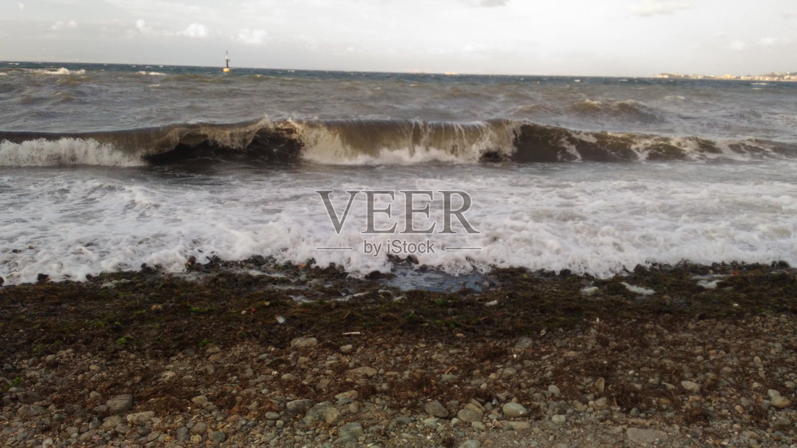 日落时海滩上波浪形的大海照片摄影图片