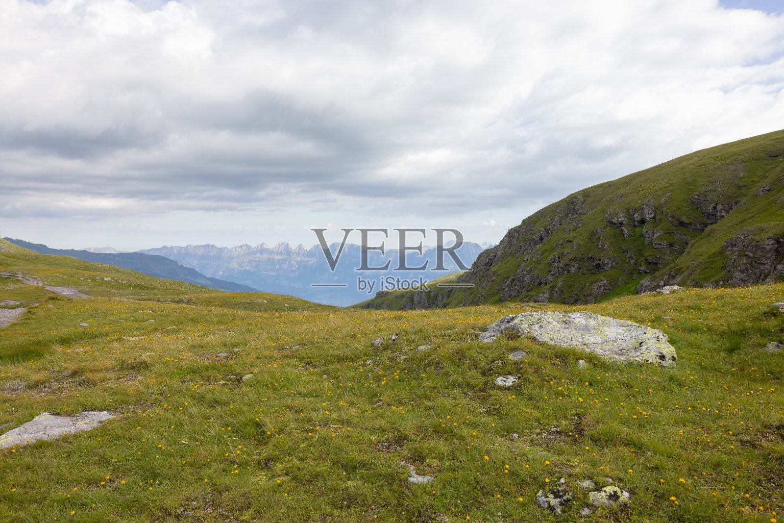 在瑞士最美丽的地区之一圣加伦州的皮索尔，令人惊叹的徒步旅行一天。在阳光明媚的日子里，瑞士的风景真是太美了。美丽的高山湖泊，叫做史瓦西。照片摄影图片