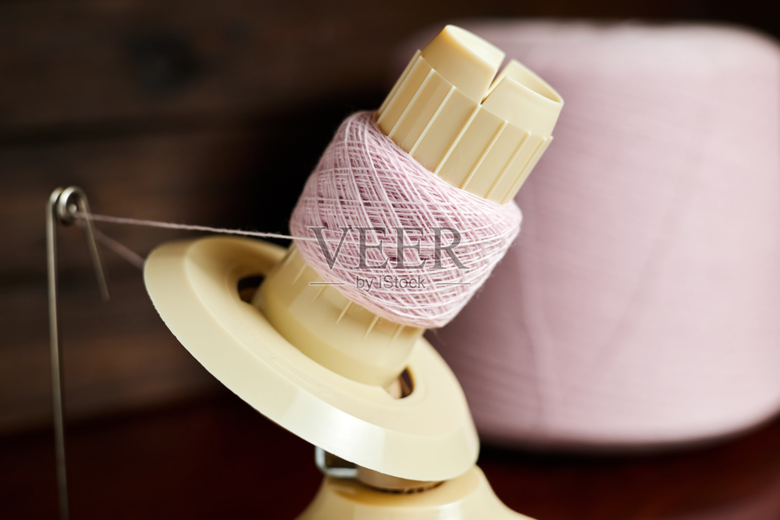 机械绕线机或卷线机。特写,有选择性的重点照片摄影图片