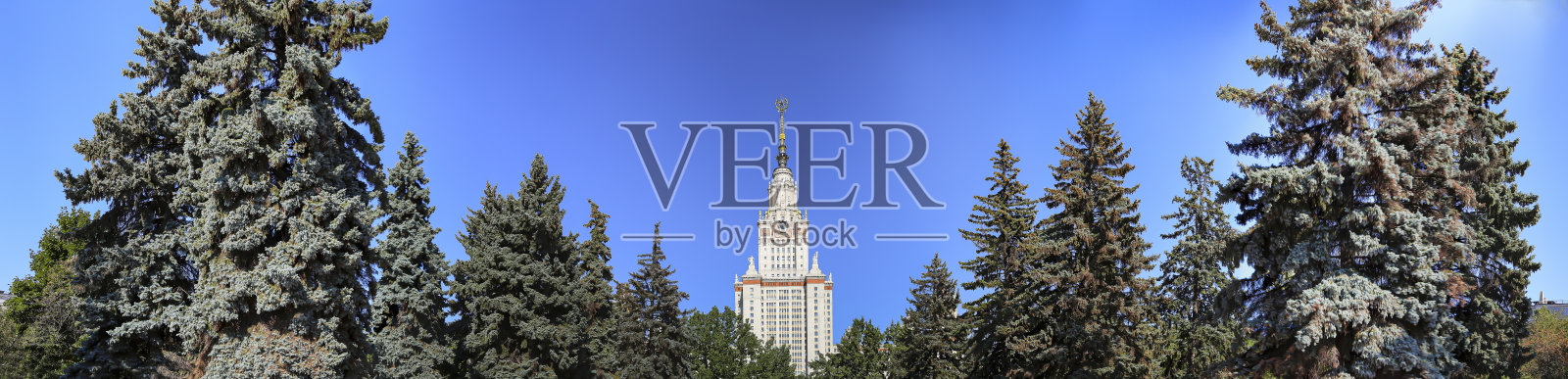 在洛蒙诺索夫莫斯科国立大学(MSU)的领土上的麻雀山(夏季的一天，全景)。这是俄罗斯排名最高的教育机构。俄罗斯照片摄影图片