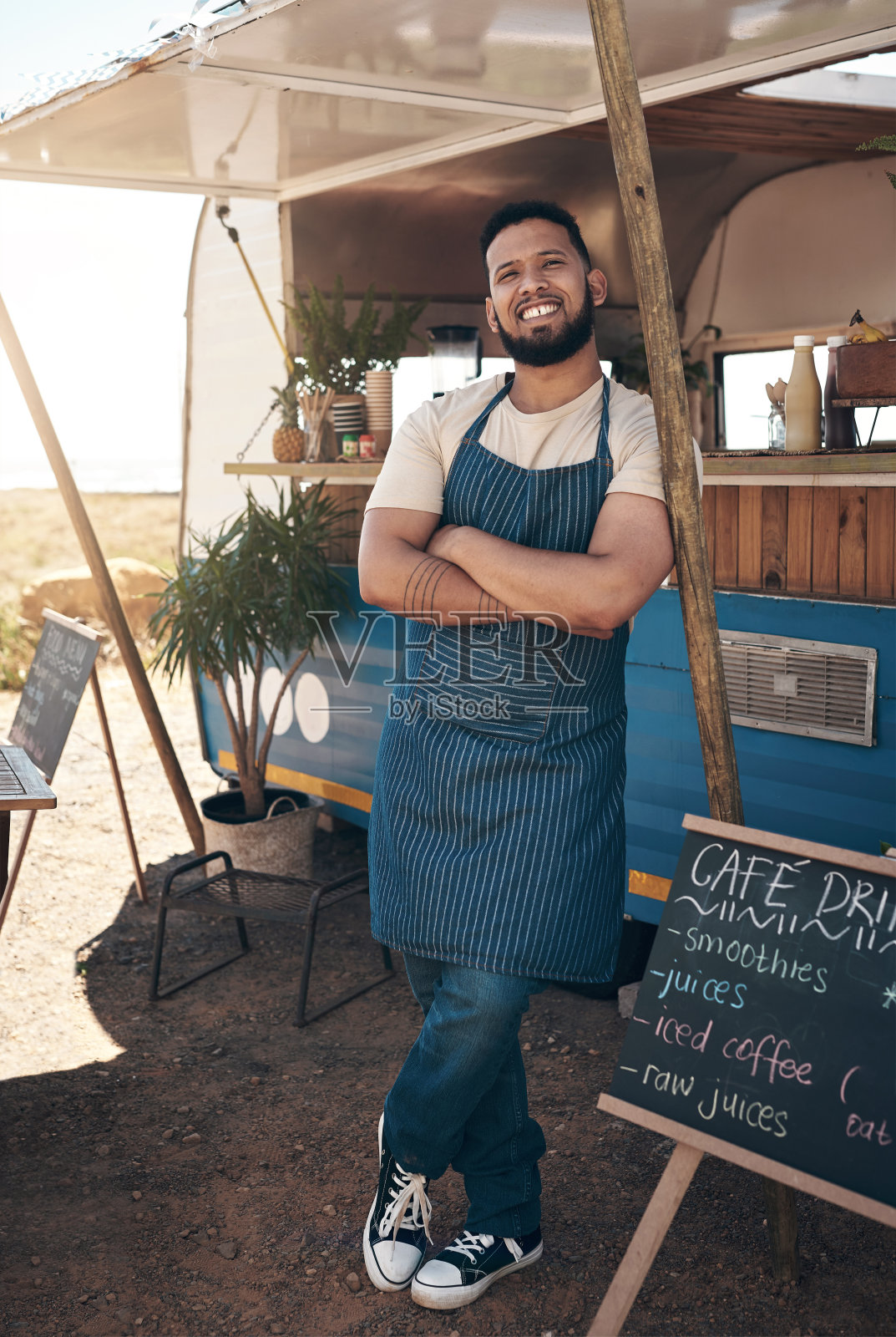 一个年轻的商人站在他的餐车外面照片摄影图片
