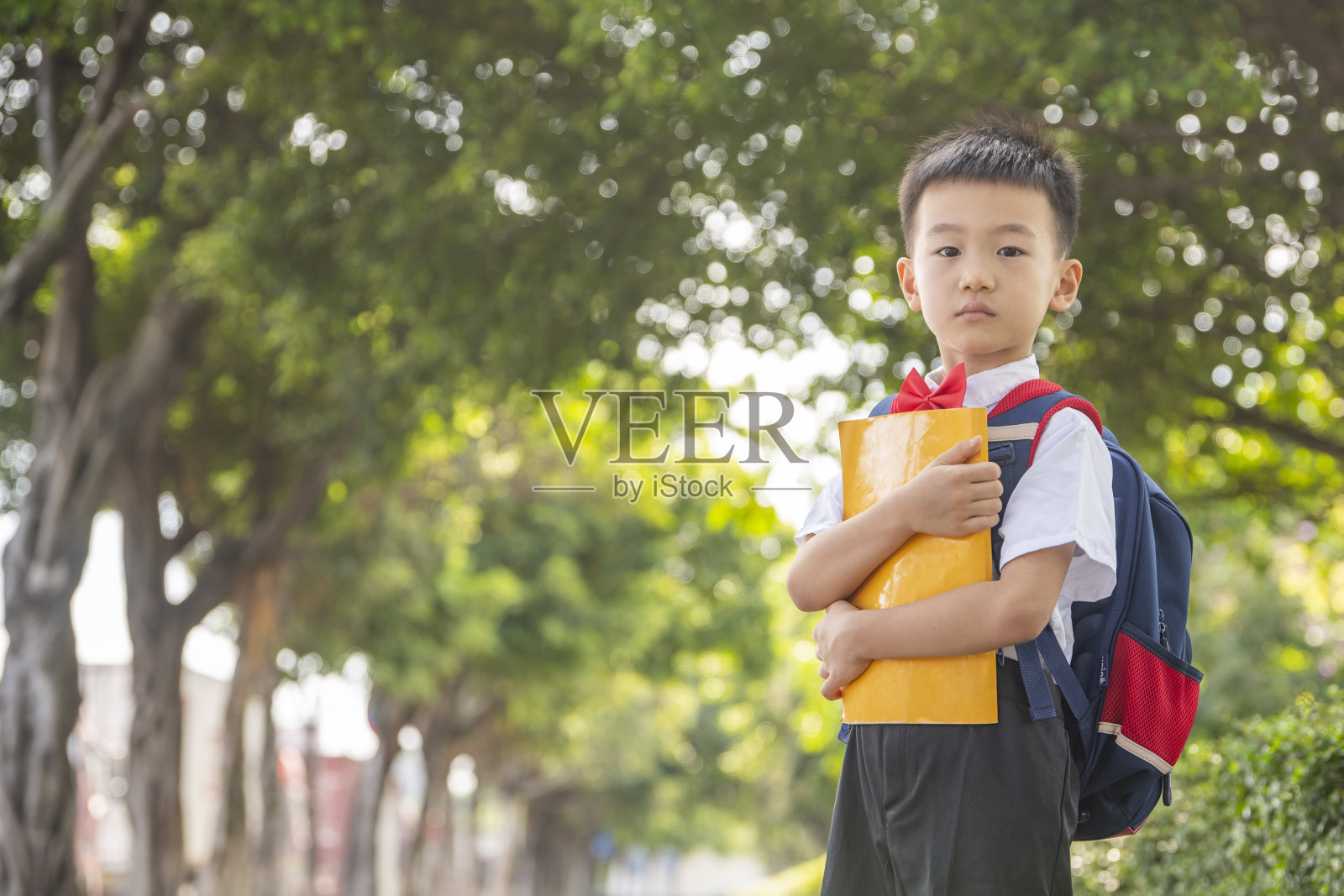 一个手里拿着一本书的学生照片摄影图片