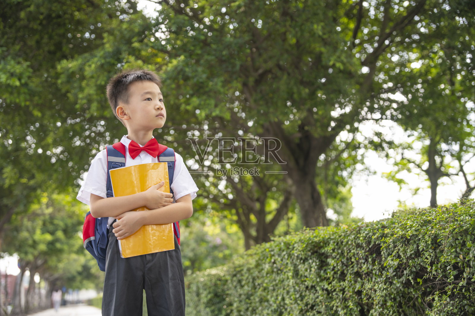 一个手里拿着一本书的学生照片摄影图片