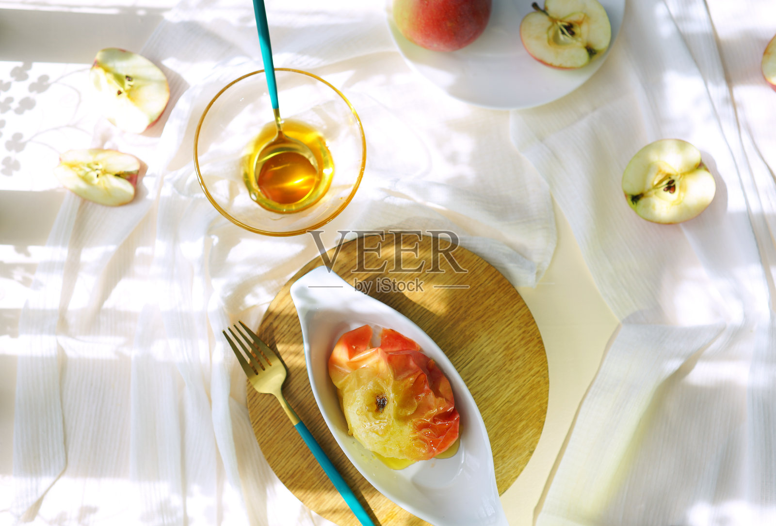 加蜂蜜的烤苹果。照片摄影图片