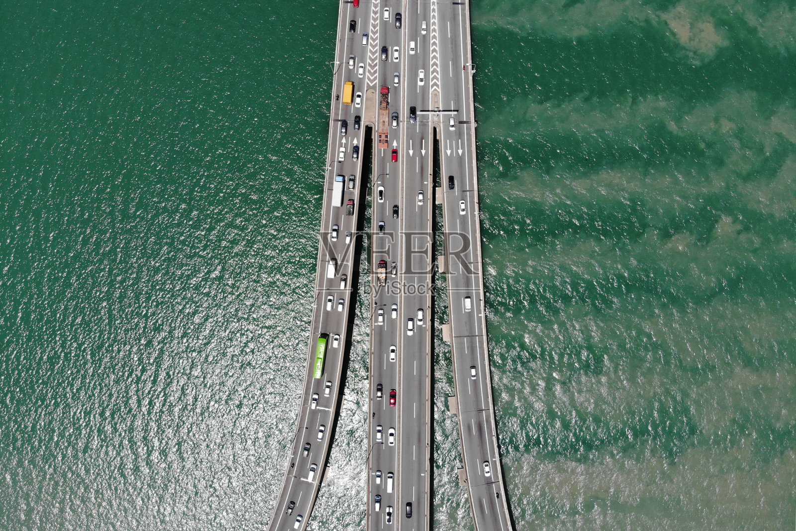 鸟瞰槟城大桥，马来西亚。照片摄影图片