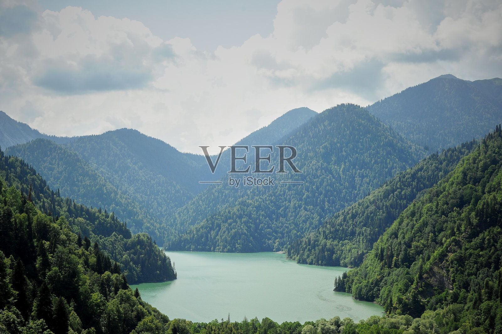 阿布哈兹的里察湖，灵魂之乡。山上生态清洁的地方照片摄影图片