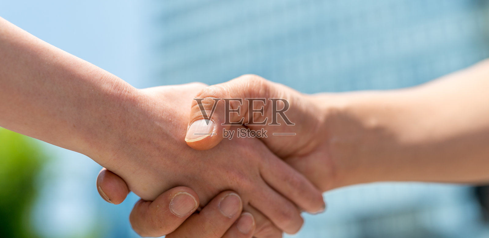 男人和女人握手与商业城市背景照片摄影图片