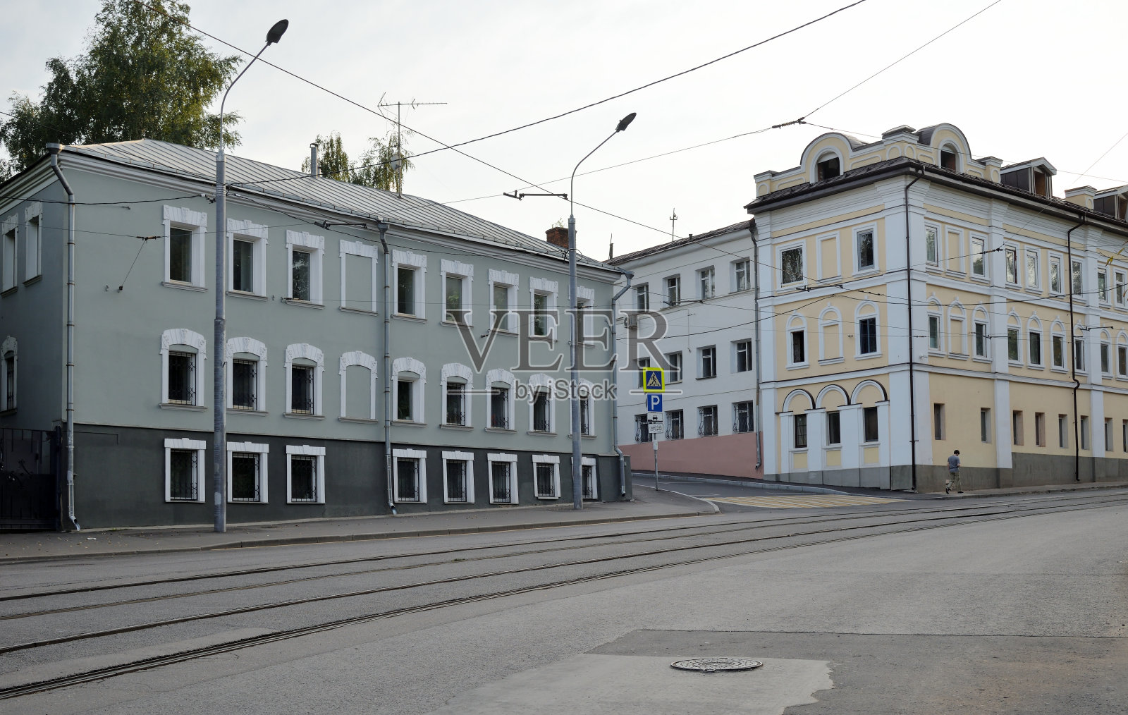 夏天，俄罗斯莫斯科市中心，安多罗尼耶夫斯基通道和电车轨道上的老房子照片摄影图片