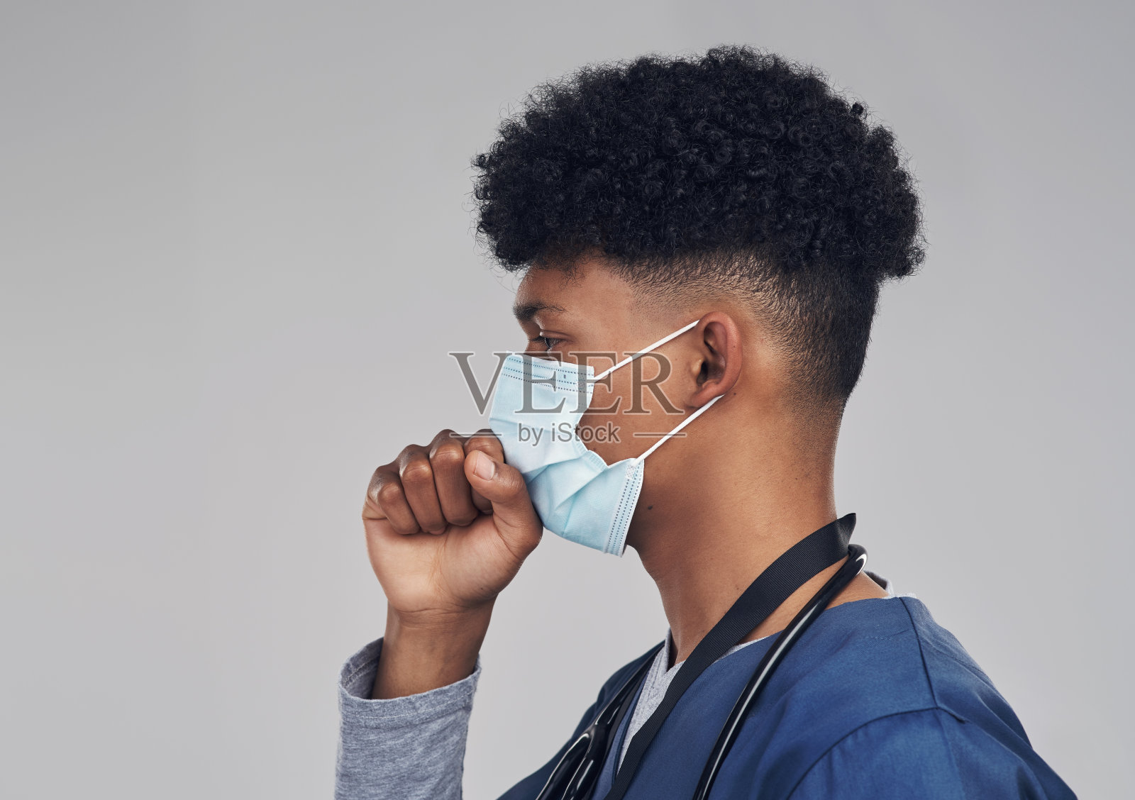 一名男护士戴口罩咳嗽照片摄影图片