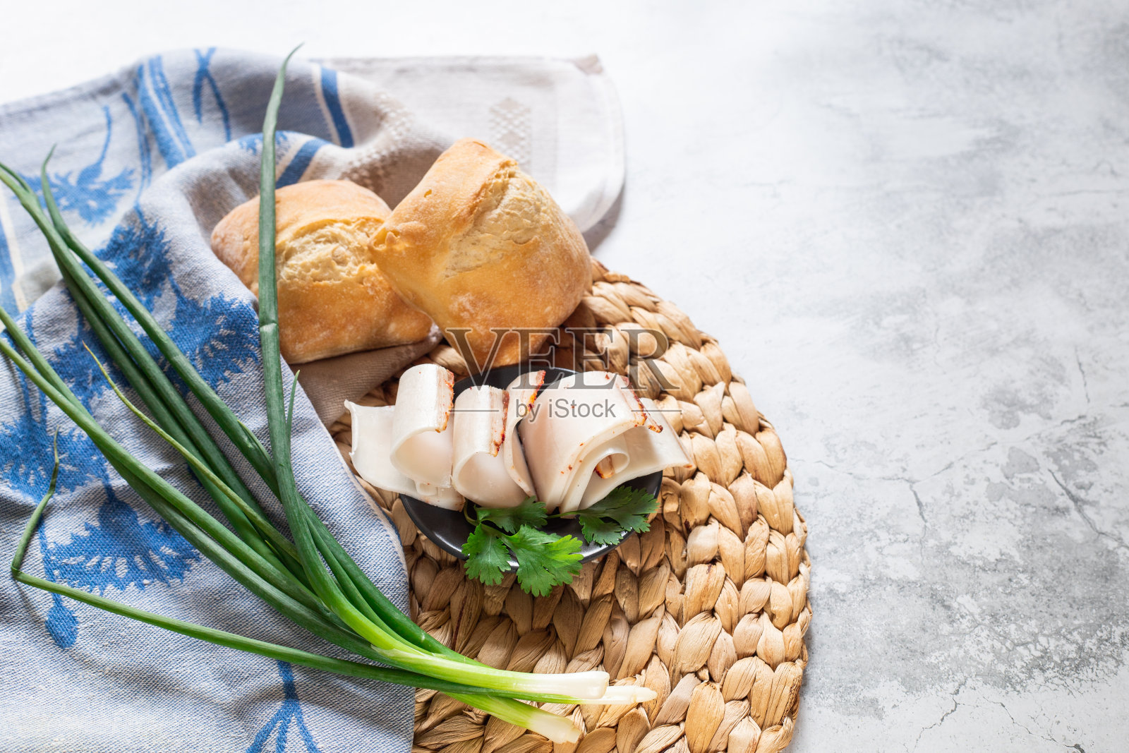 猪油配面包和洋葱照片摄影图片