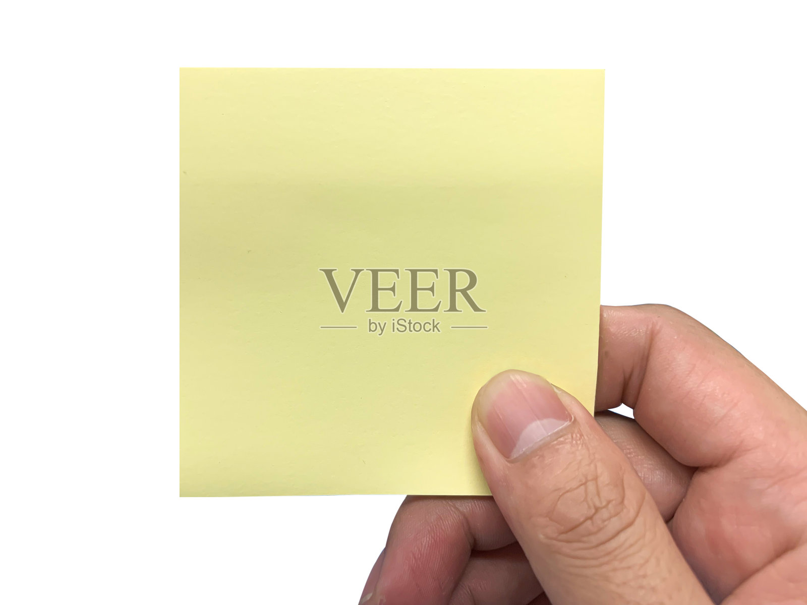 男子手拿一张黄色的纸笔记孤立在白色背景与剪贴路径，概念复制空间照片摄影图片