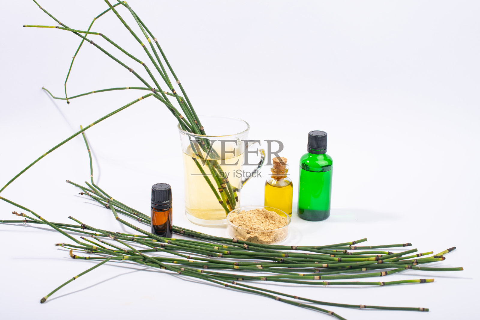 马尾茶，油和提取分离在白色背景。照片摄影图片