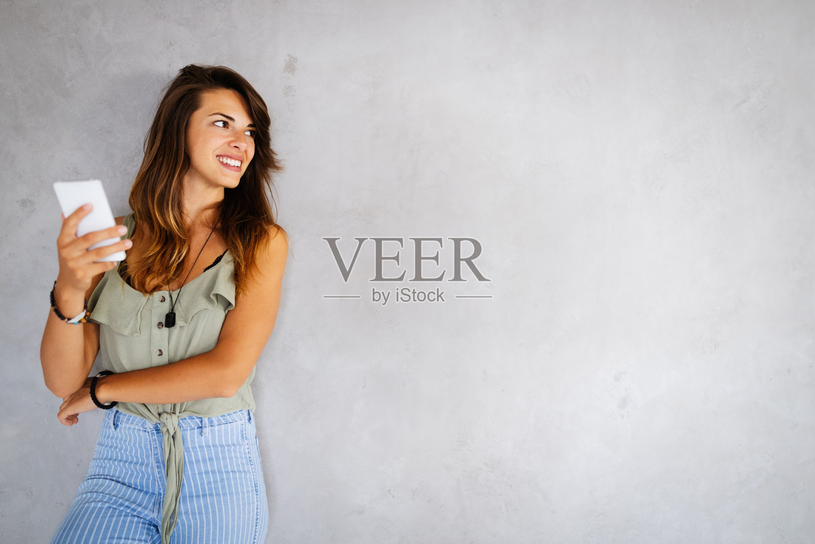 微笑快乐的漂亮女人在用智能手机。技术，设备，人的概念照片摄影图片