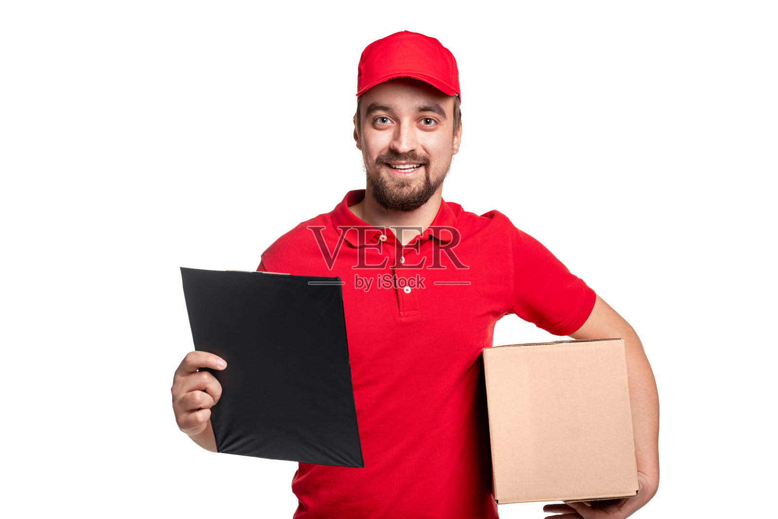 愉快的男快递员，带着包裹和剪贴板照片摄影图片