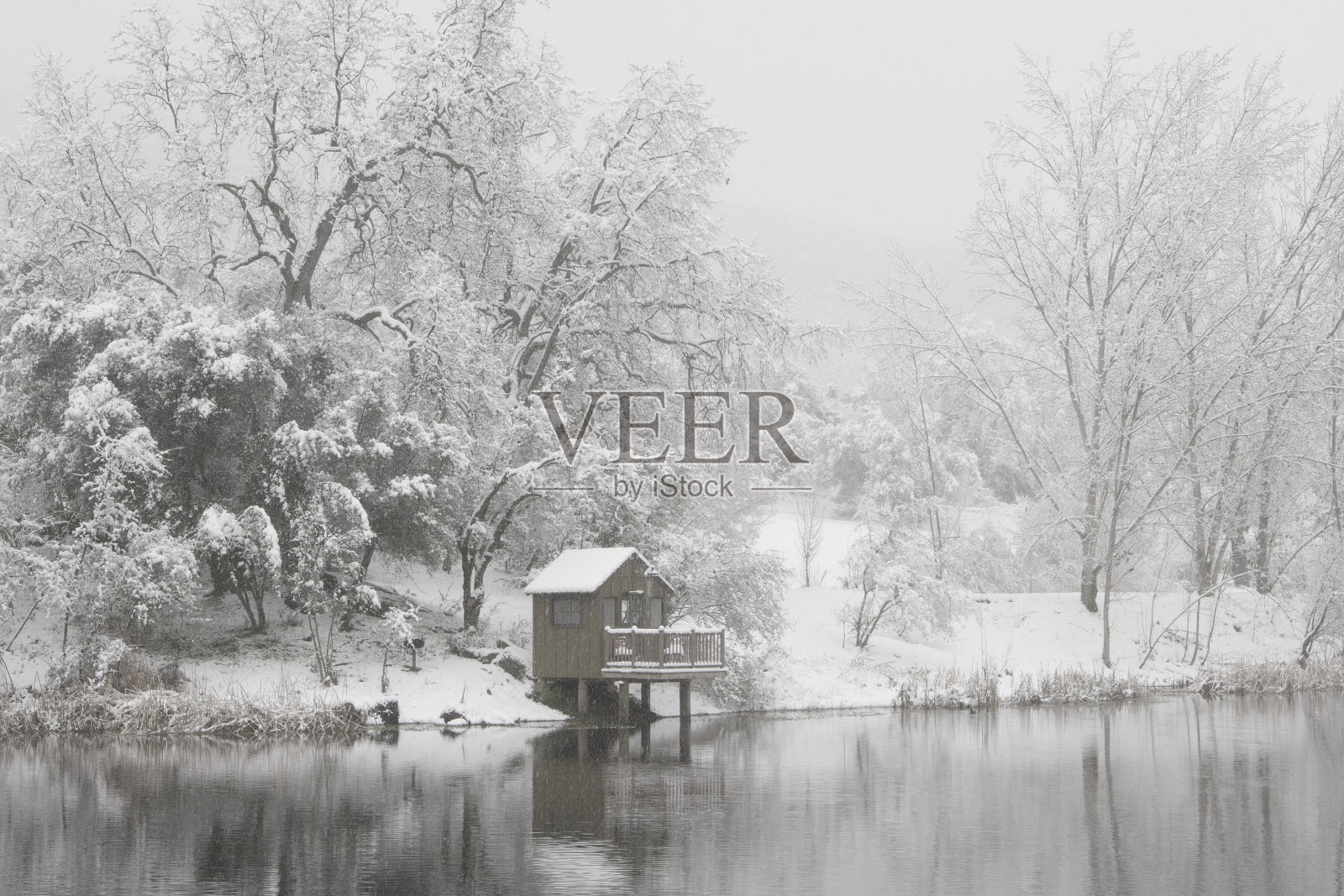 湖边渔舍上的雪花照片摄影图片