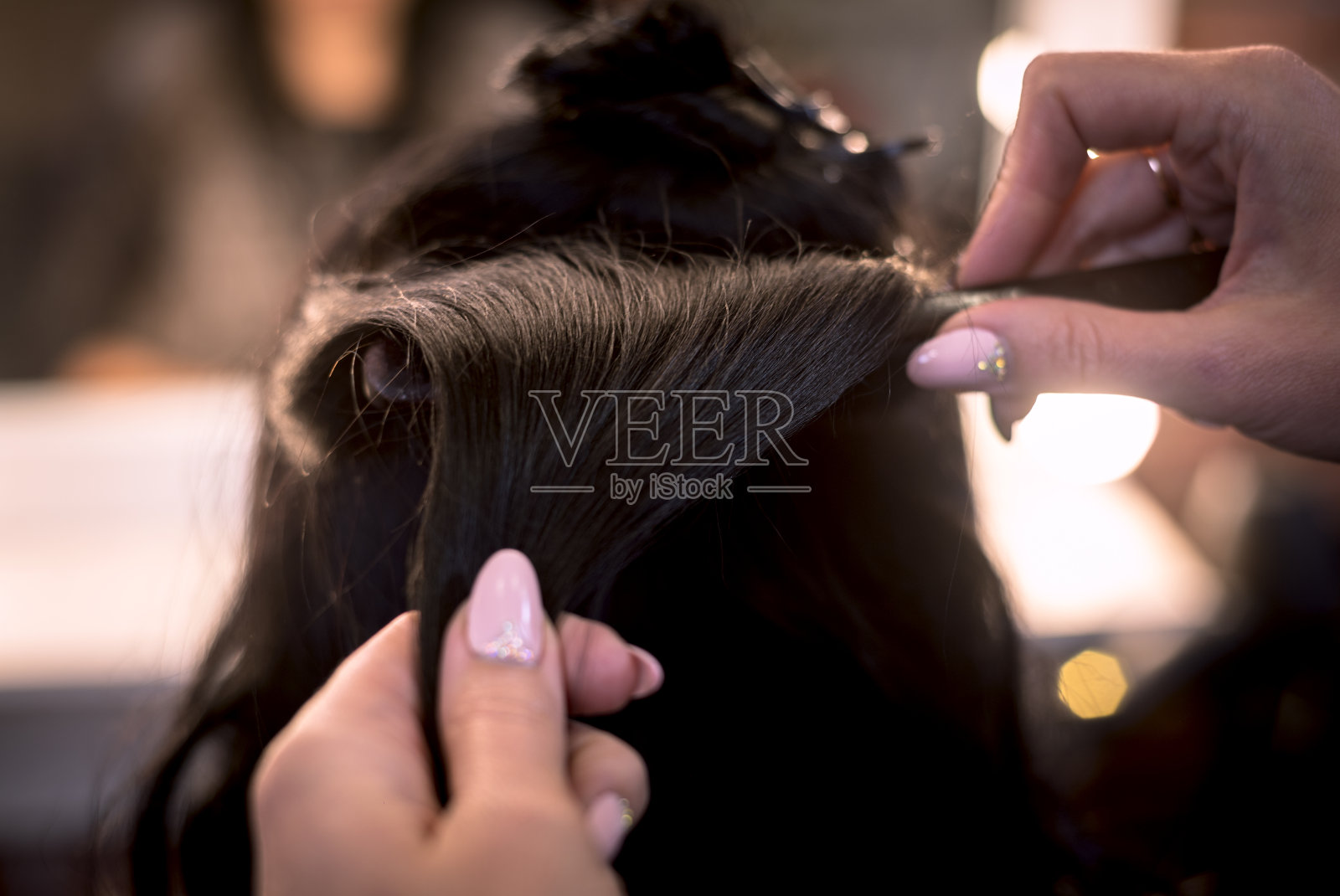 黑头发的女孩在美容院做卷发照片摄影图片