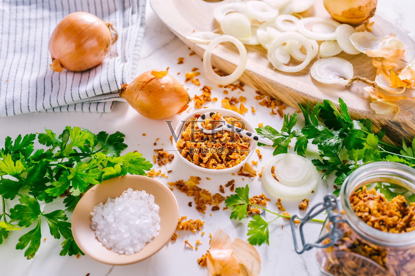 在白色的餐桌上，用各种配料自制炒洋葱照片摄影图片