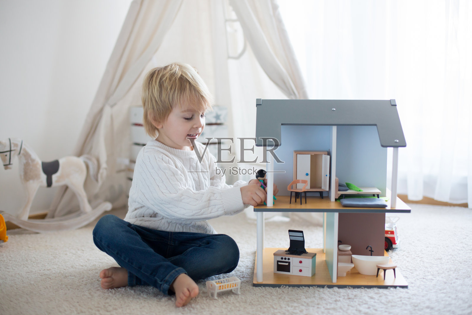 可爱的蹒跚学步的孩子，在家玩玩具照片摄影图片