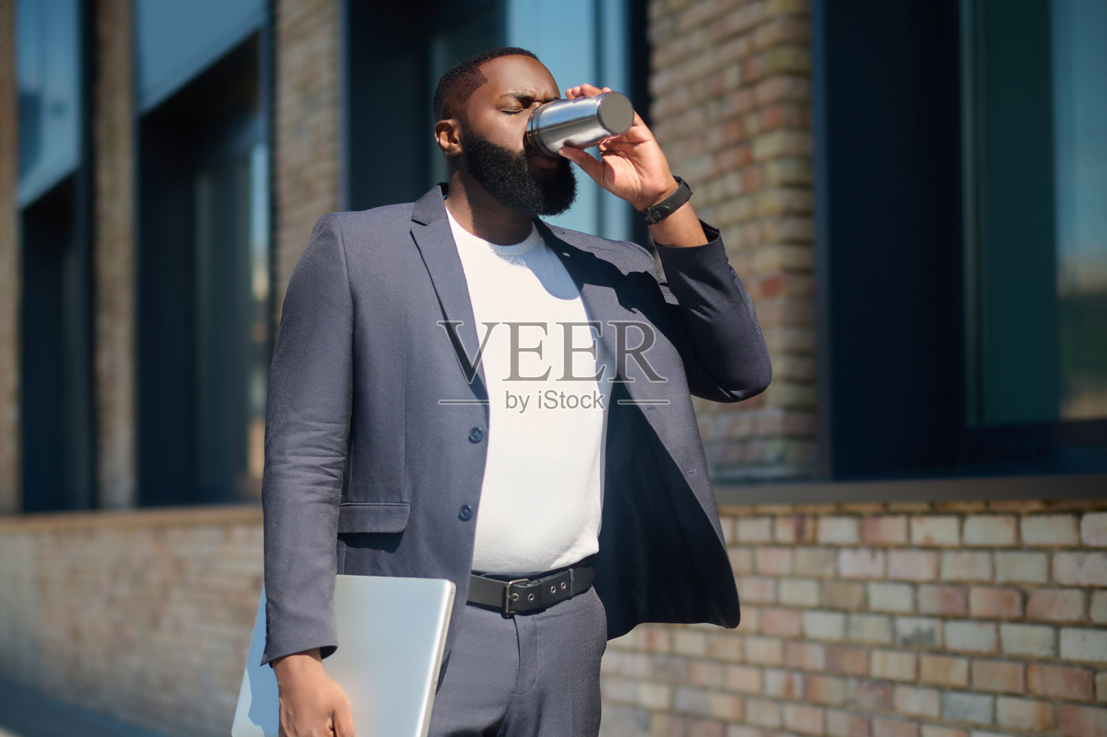 一个戴着虚拟现实眼镜的黑皮肤男人看起来很开心照片摄影图片