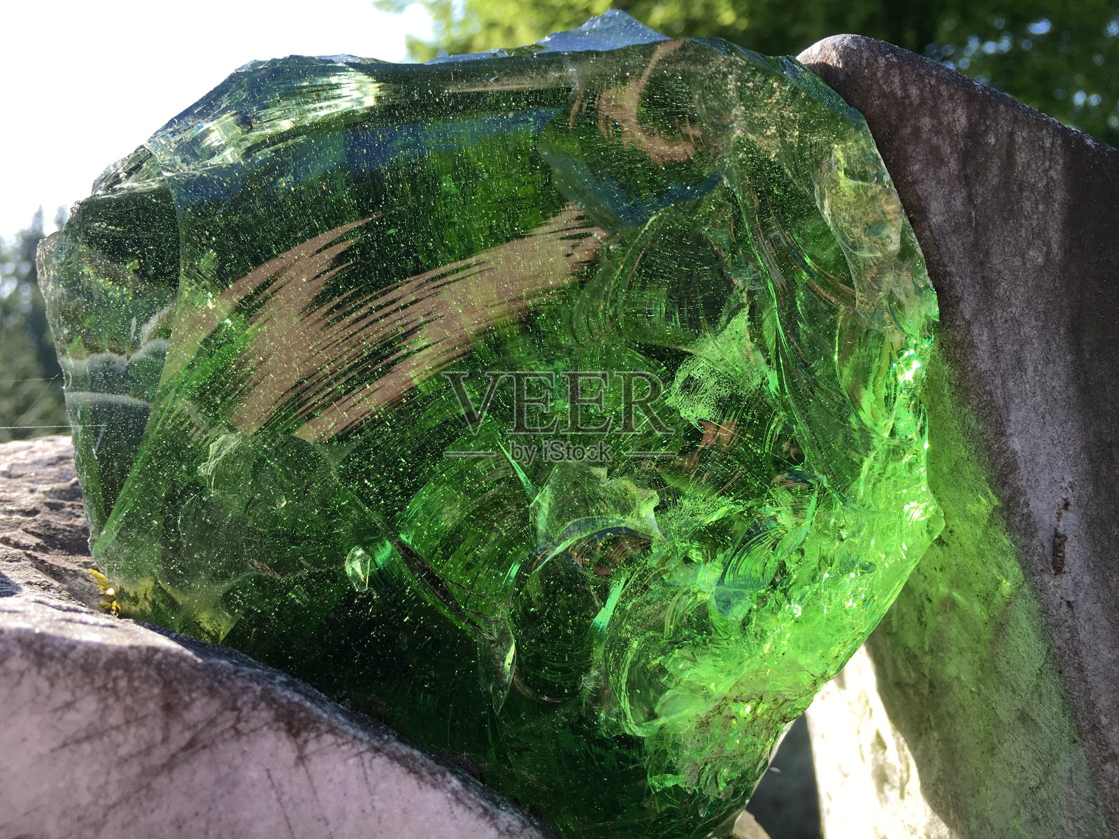 瑞士圣加仑市费尔德里公墓墓碑上的彩色装饰玻璃照片摄影图片