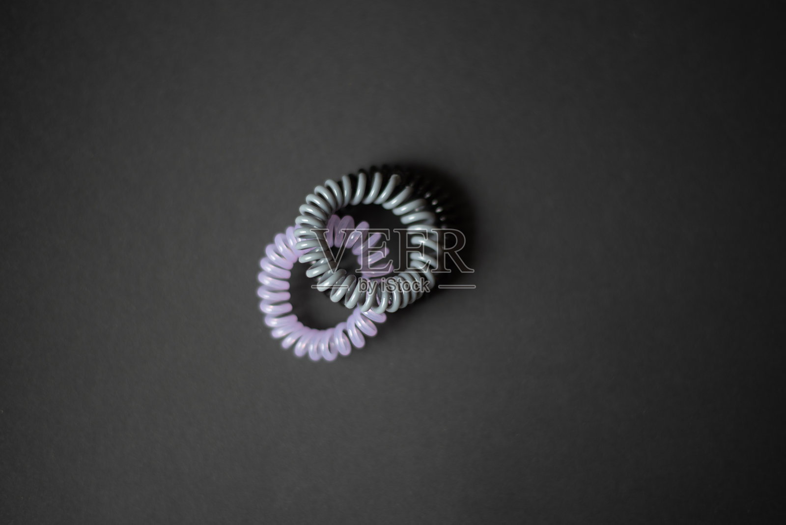 黑色背景上的弹性发带。照片摄影图片