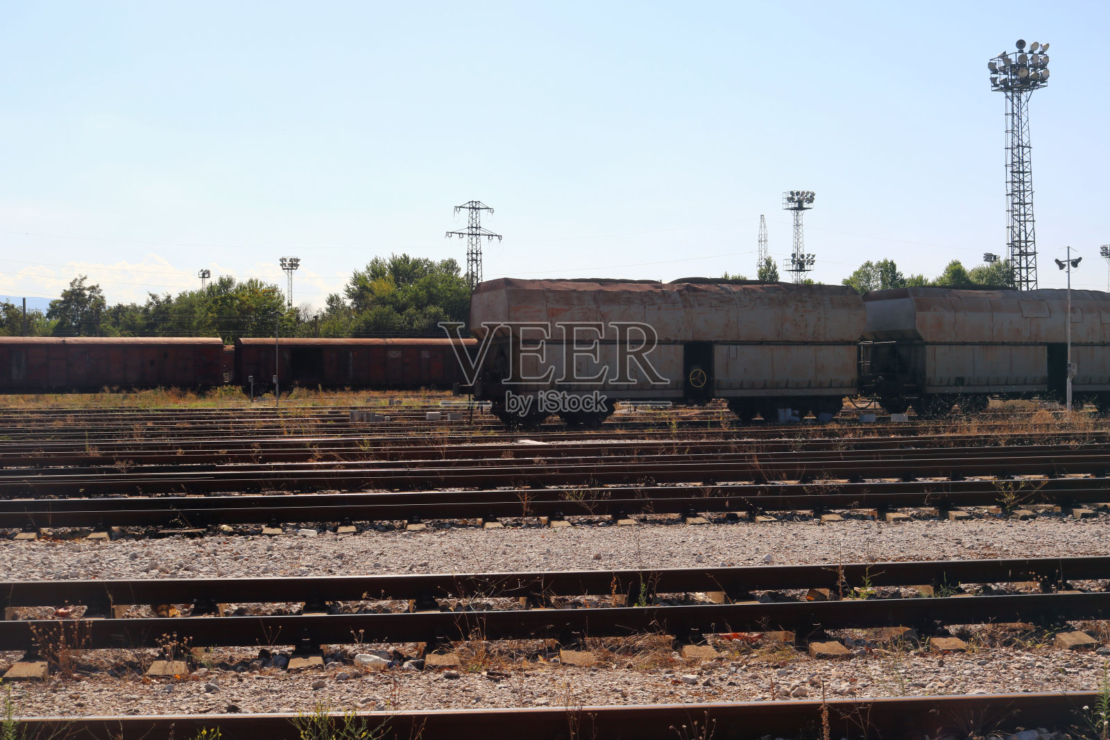 古火车站上有一列废弃的火车，是夏季铁路运输的景观照片摄影图片