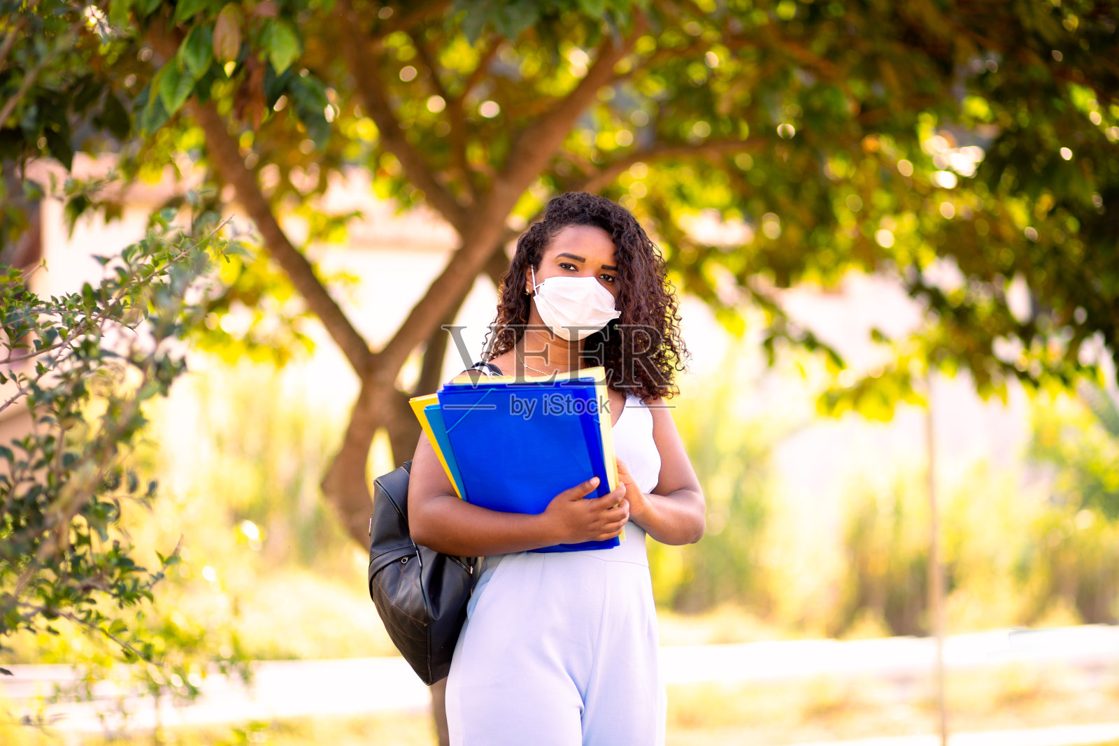 学生戴着面具照片摄影图片
