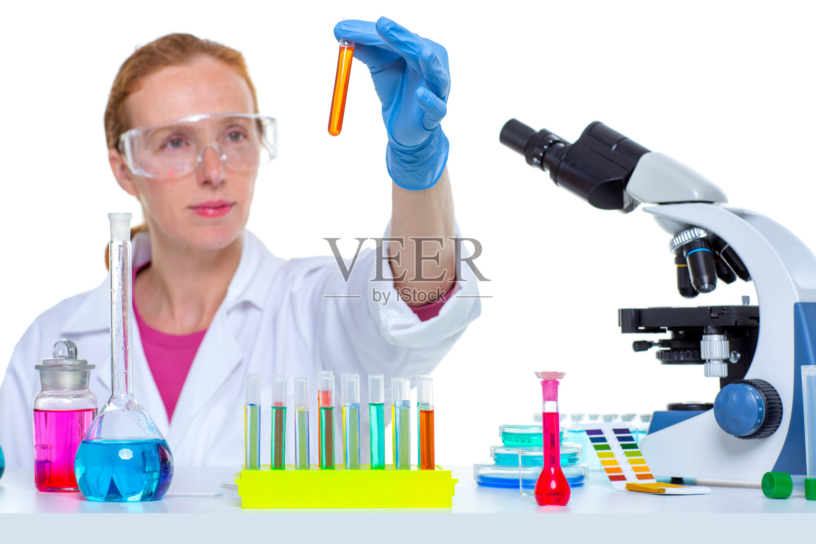化学实验室女科学家拿着试管照片摄影图片