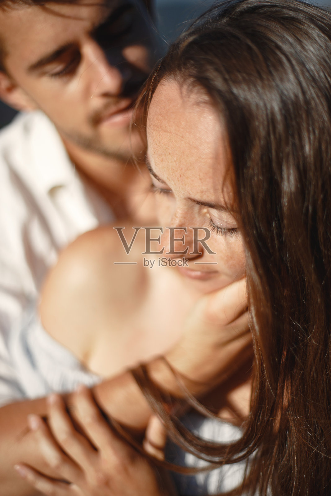 一对夫妇在山里散步照片摄影图片