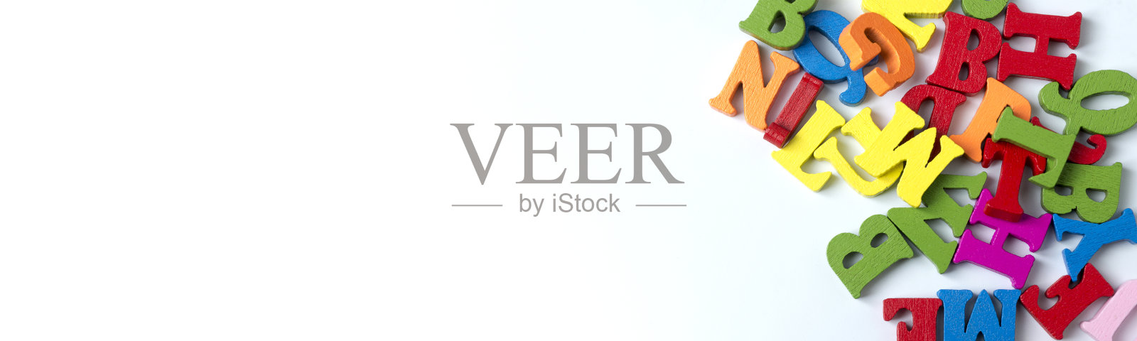 白色背景上的彩色木制字母。副本的空间。照片摄影图片